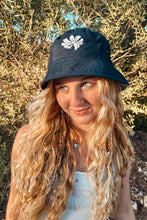 Lade das Bild in den Galerie-Viewer, HAPPY MIND BUCKET HAT
